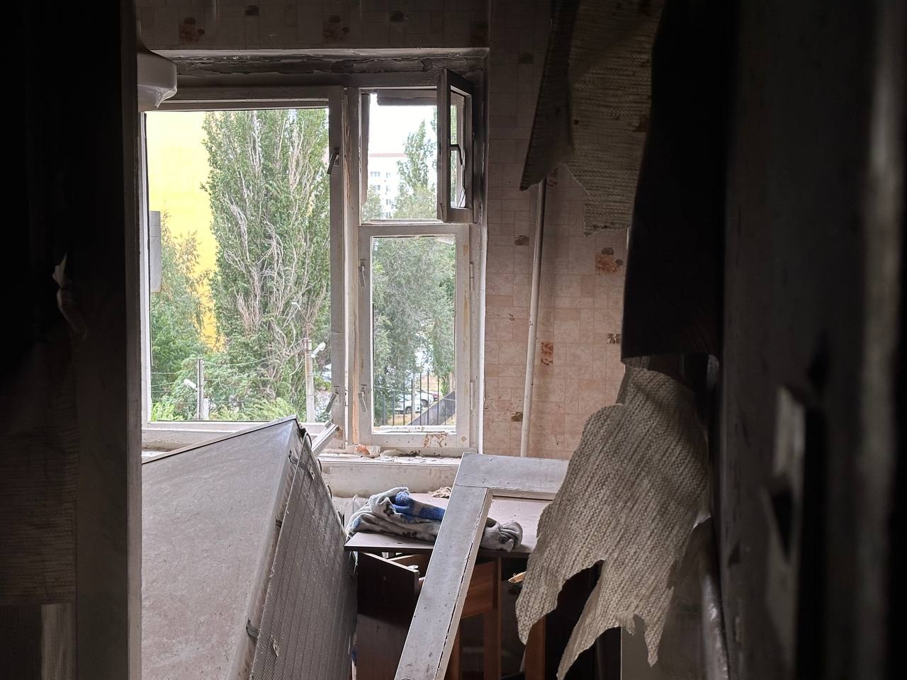 Повреждённые оконные конструкции и отделка помещения